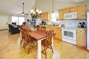 Interior - Ridge Retreat 42  Sleeps 8 + Crib (Taylorsville)