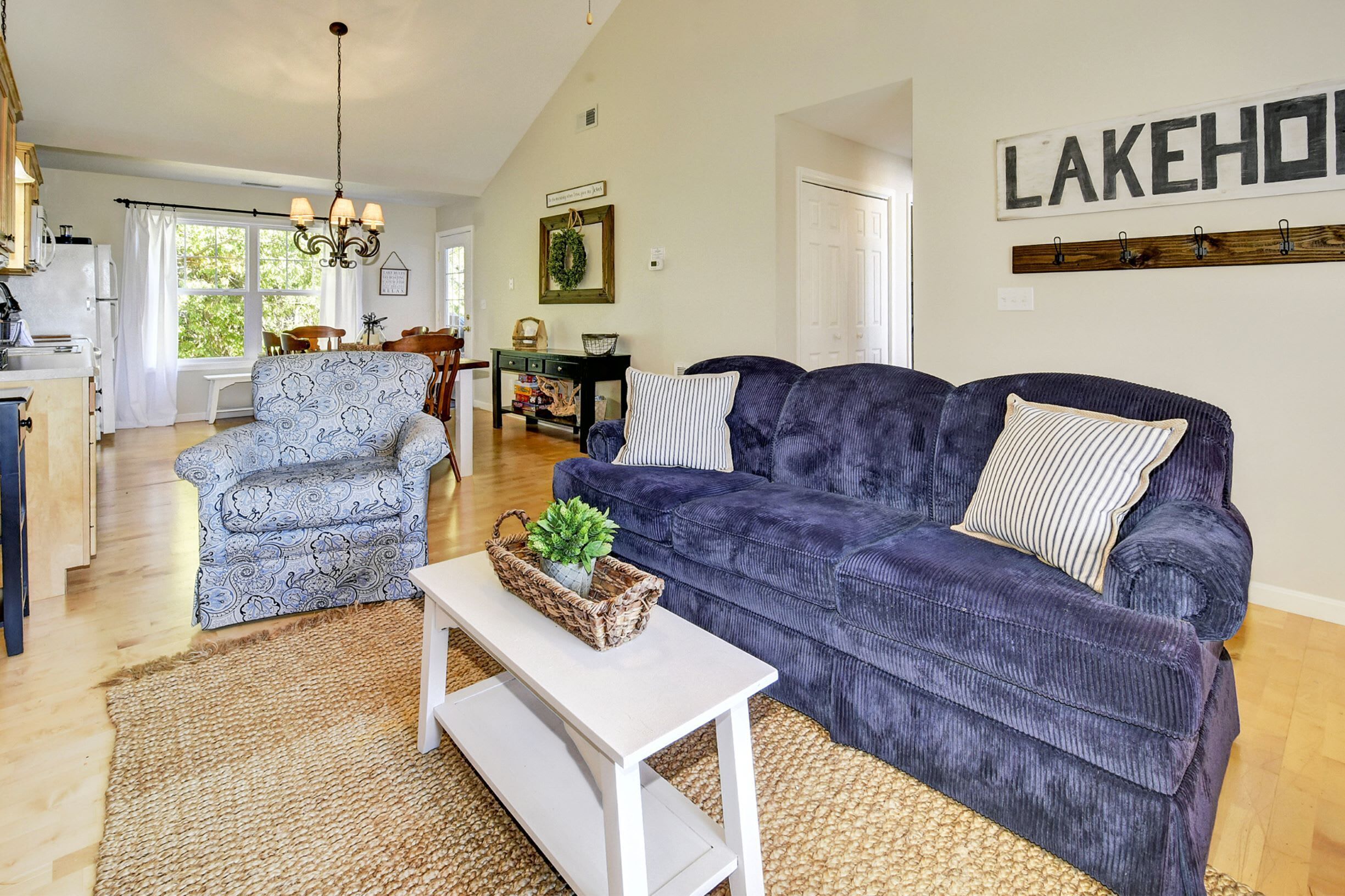 TV, fireplace, DVD player, books