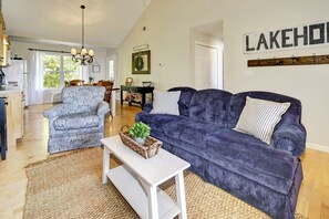 TV, fireplace, DVD player, books - Ridge Retreat 42  Sleeps 8 + Crib. NEW HOT TUB (Taylorsville)