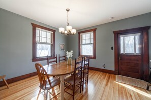 Dining - The Rocheport Honey House! Historic & remodeled home! (Rocheport)