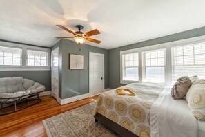 3 bedrooms, desk, iron/ironing board, free WiFi