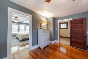 3 soverom, skrivebord, strykejern/-brett og wi-fi (inkludert)