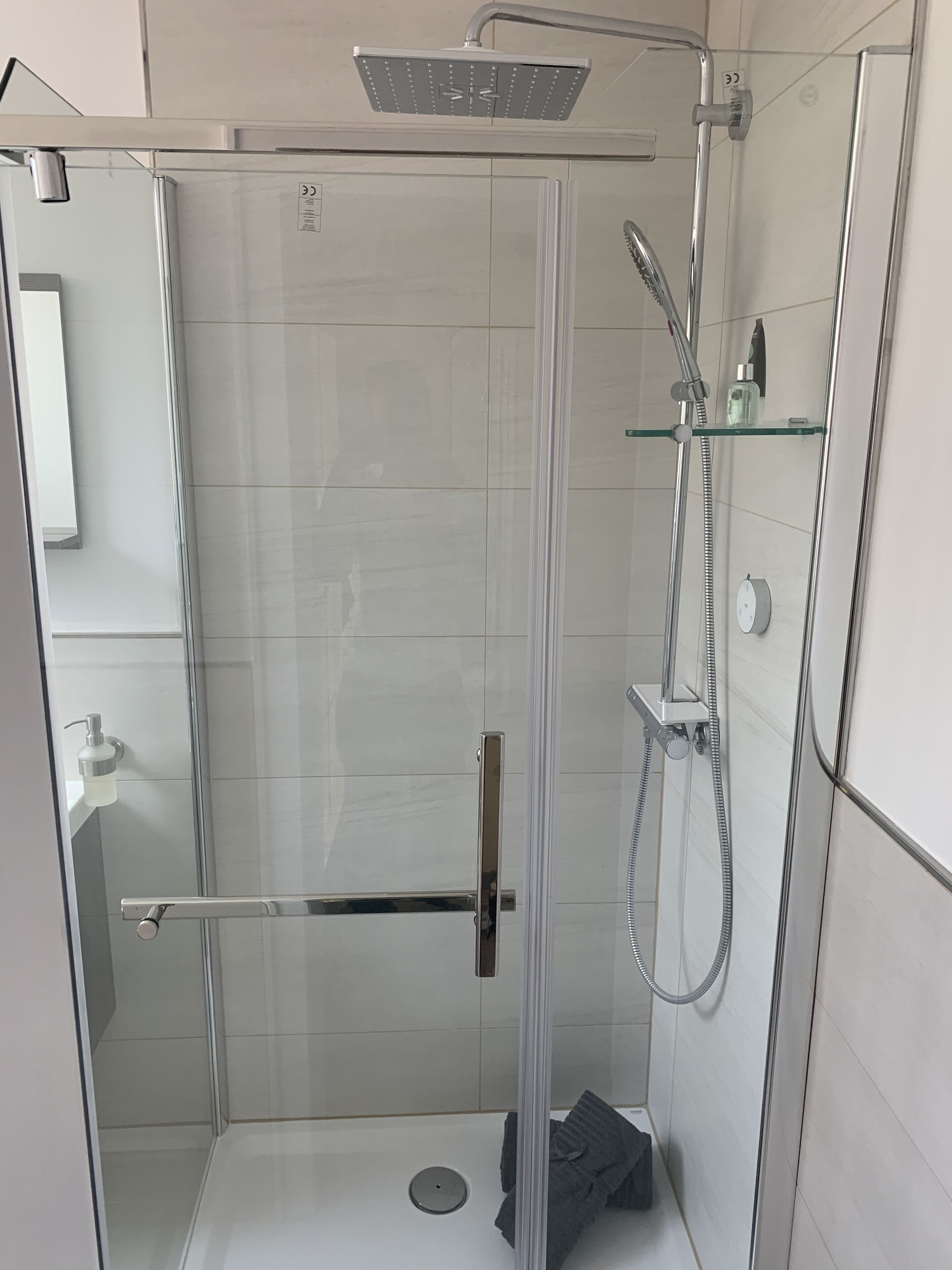 Douche, sèche-cheveux, serviettes fournies, savon