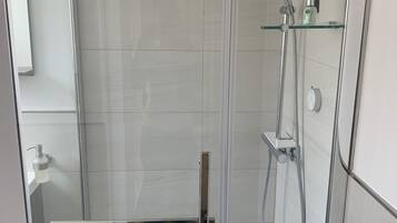 Douche, sĂšche-cheveux, serviettes fournies, savon