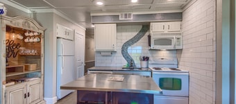 Located right on the Comal River! Pool, hot tub, direct river access!!