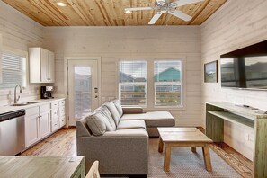 Flat-screen TV - Island style bungalow. Community Pool! Close to the Beach! (Port Aransas)