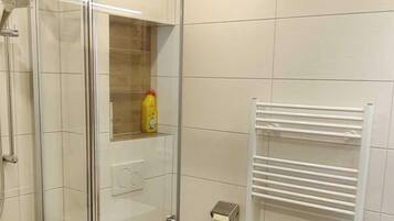 Een douche, een haardroger, handdoeken, zeep