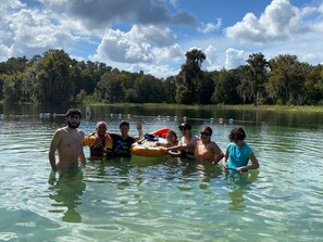 A group of people in a lake with clear water and trees in the background. - MANATEE WATCH DEN 1 BEDROOM PET FRIENDLY (Crystal River)