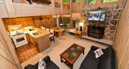 Spacious Kearsarge Woods Unit w Association Pool & Tennis 2 Mins to Downtown