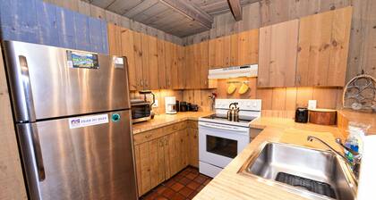 Spacious Kearsarge Woods Unit w Association Pool & Tennis 2 Mins to Downtown