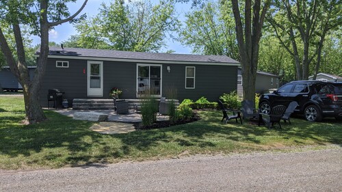 Cute cottage with lots of fun amenities!