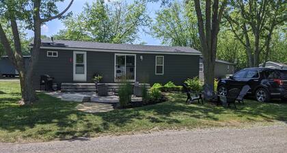 Cute cottage with lots of fun amenities!