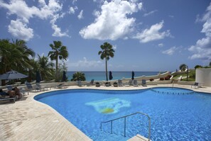 Een binnenzwembad, een buitenzwembad