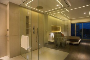 2 Schlafzimmer, Zimmersafe, Bügeleisen/Bügelbrett, WLAN