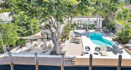 Beautiful Waterfront Condo on Canal with Pool & Walk to Beach! Boat Watch! 2b/2b