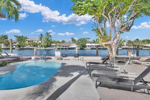 A heated pool - Beautiful Waterfront Condo on Canal with Pool & Walk to Beach! Boat Watch! 2b/2b (Pompano Beach)