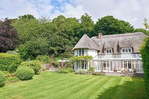 Exterior - Woodside Lodge, Luxury Country Lodge for 14 with Pool, Cinema & Private Grounds (East Lulworth)