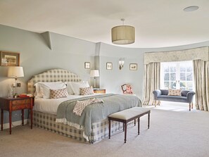 7 bedrooms, iron/ironing board, travel cot, WiFi - Woodside Lodge, Luxury Country Lodge for 14 with Pool, Cinema & Private Grounds (East Lulworth)