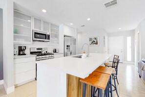 Jääkaappi, mikroaaltouuni, uuni, liesi