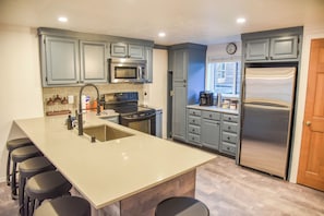 Four, plaque de cuisson, lave-vaisselle, cafetière/bouilloire