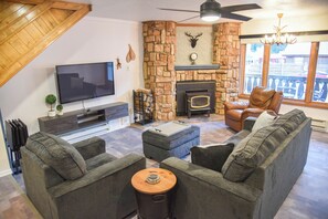 TV, fireplace - Tadala Red River Retreat (Summit View) (Red River)