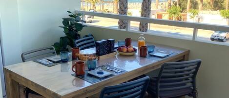 屋外ダイニングエリア