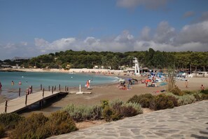 En la playa y toallas de playa