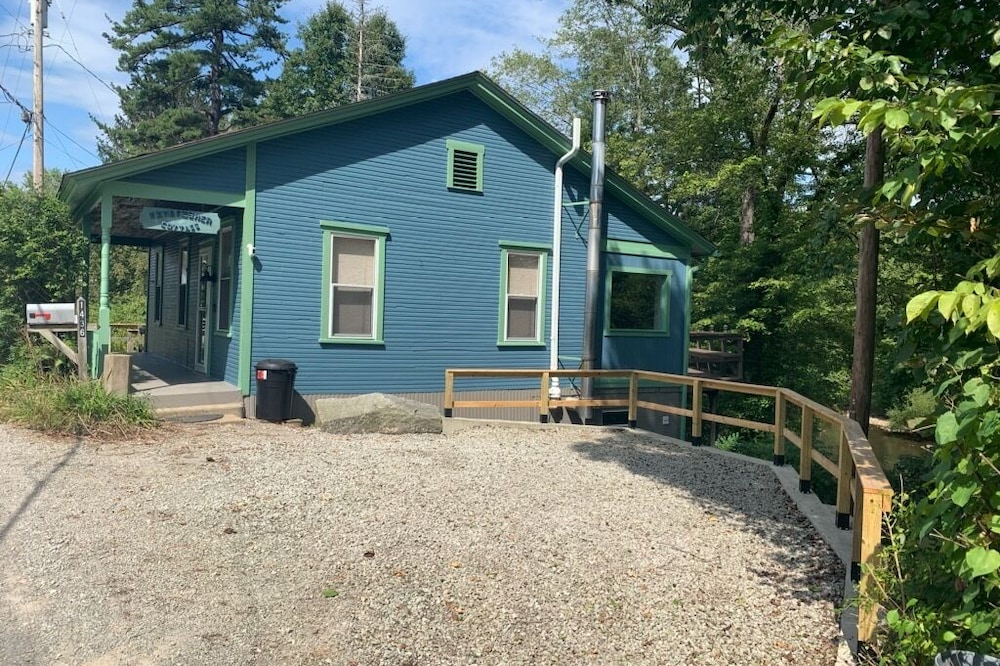 Cozy Cottage overlooking beautiful Loyalhanna Creek in Historic Ligonier!