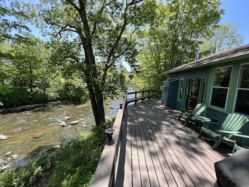 Cozy Cottage overlooking beautiful Loyalhanna Creek in Historic Ligonier!