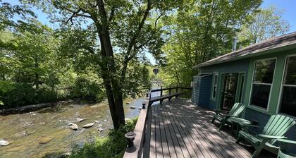Cozy Cottage overlooking beautiful Loyalhanna Creek in Historic Ligonier!