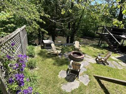 Cozy Cottage overlooking beautiful Loyalhanna Creek in Historic Ligonier!