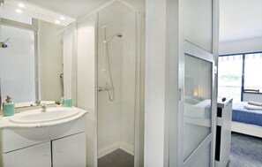 Dusche, Haartrockner, Handtücher, Toilettenpapier