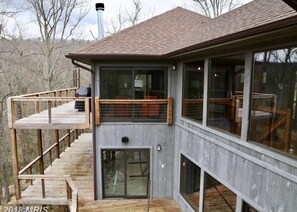 Terrace/patio - Mountain retreat! MODERN HOUSE 2 hours from DC (Lost City)