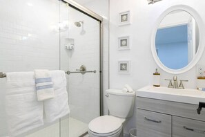 Shower, hair dryer, towels, soap - Beautiful Waterfront Condo on Canal with Pool & Walk to Beach! Boat Watch! 2b/2b (Pompano Beach)