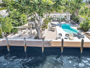 Una piscina al aire libre, una piscina climatizada