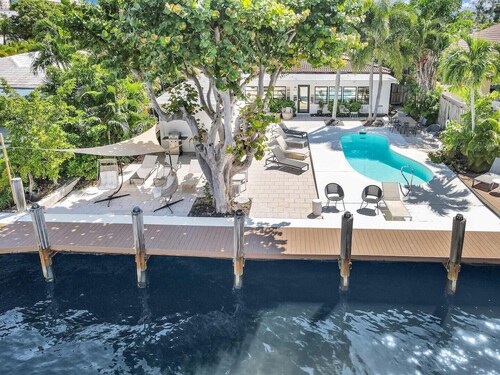 Beautiful Waterfront Condo on Canal with Pool & Walk to Beach! Boat Watch! 2b/2b