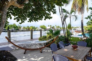 Outdoor dining - Beautiful Waterfront Condo on Canal with Pool & Walk to Beach! Boat Watch! 2b/2b (Pompano Beach)