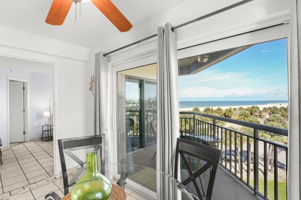 Ein Balkon mit freiem Blick auf das Meer und ein Gebäude in der Ferne.