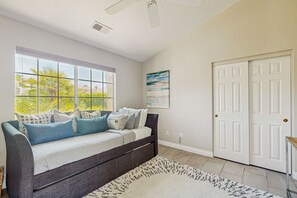 TV, caminetto, lettore DVD