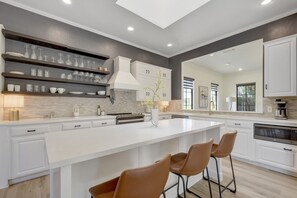 Geladeira, micro-ondas, fogão, cooktop