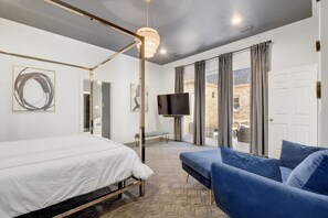 2 quartos, cofres nos quartos, escrivaninha