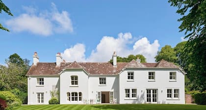 The Lindens, spacious Dorset retreat for a coastal break