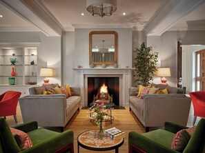 Interior - The Lindens is a beautifully renovated 18th century manor house and lies within the peaceful and pretty village of East Lulworth, a stone’s throw from the majestic Lulworth Castle, the idyllic Lulworth Cove and iconic rock arch of Durdle Door. The Li (East Lulworth)