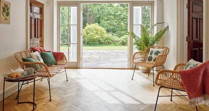 The Lindens is a beautifully renovated 18th century manor house and lies within the peaceful and pretty village of East Lulworth, a stone’s throw from the majestic Lulworth Castle, the idyllic Lulworth Cove and iconic rock arch of Durdle Door. The Li