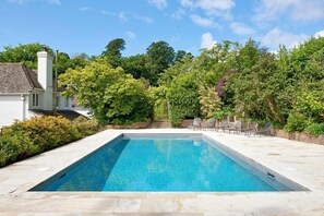 Outdoor pool, a heated pool - The Lindens is a beautifully renovated 18th century manor house and lies within the peaceful and pretty village of East Lulworth, a stone’s throw from the majestic Lulworth Castle, the idyllic Lulworth Cove and iconic rock arch of Durdle Door. The Li (East Lulworth)