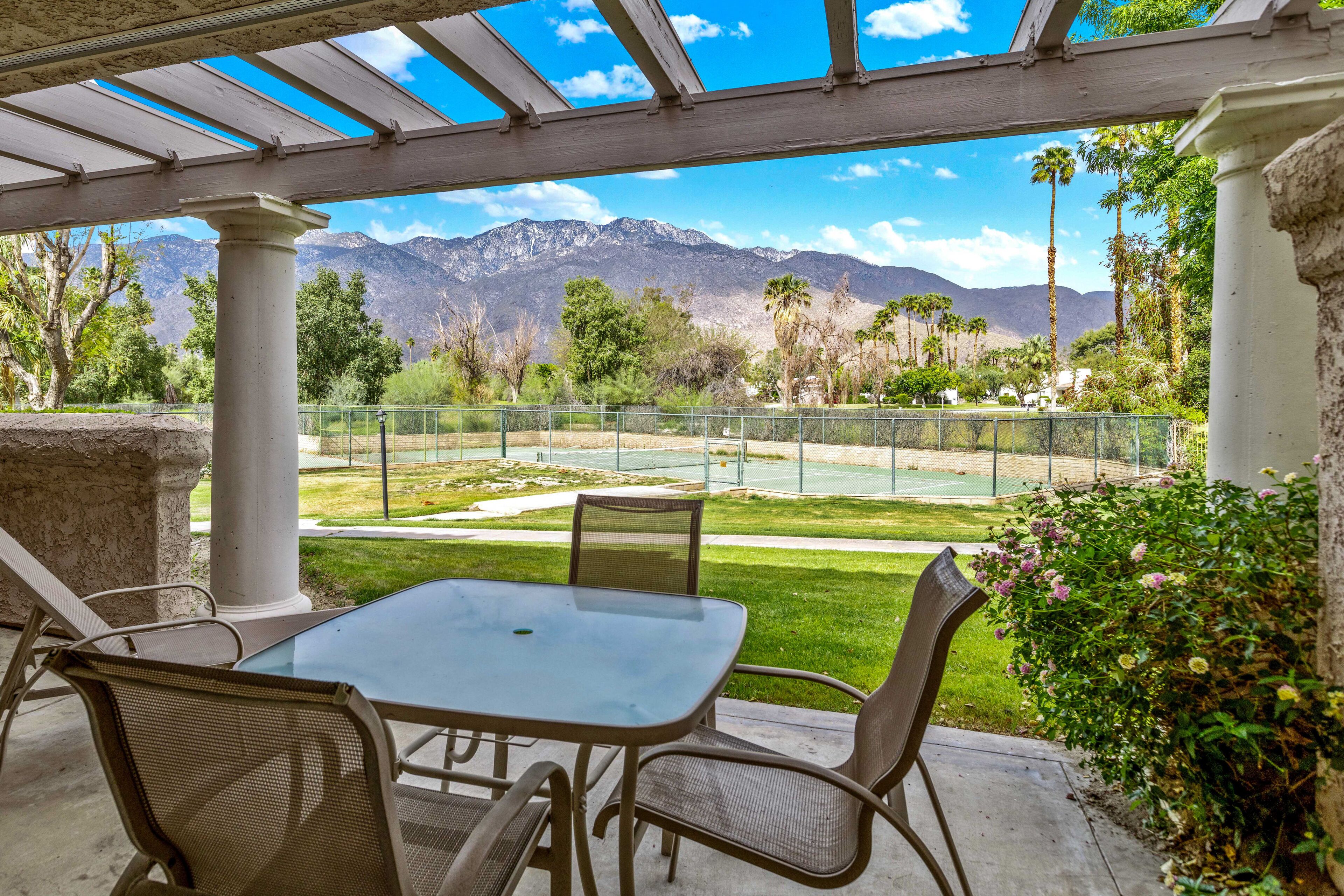 Beautiful condo near downtown w/ shared pools - golf on-site