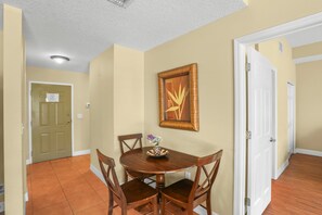 Dining - 🌞 Madeira Bay Resort II – Beachside Comfort with Balcony & Poolside Perks (Madeira Beach)