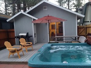 Terrace/patio - Cozy 2BR Cabin & Spa Minutes to Most Attractions, Inc. Ski Areas, Village & Lake (Big Bear Lake)