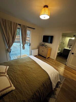 2 bedrooms, iron/ironing board, WiFi, bed sheets - Cozy 2BR Cabin & Spa Minutes to Most Attractions, Inc. Ski Areas, Village & Lake (Big Bear Lake)