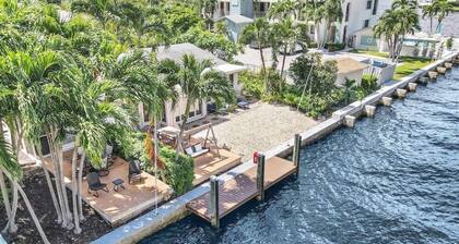 Beautiful & Spacious Waterfront Condo, Walk to the BEACH, On Canal, 2 bed/2 bath